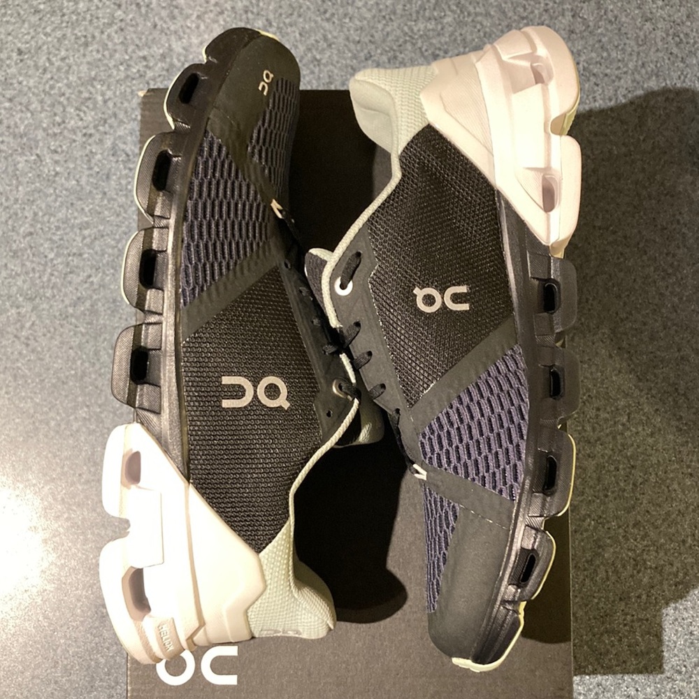 On Running Women's CloudFlyer size 10.5 black/white/mint